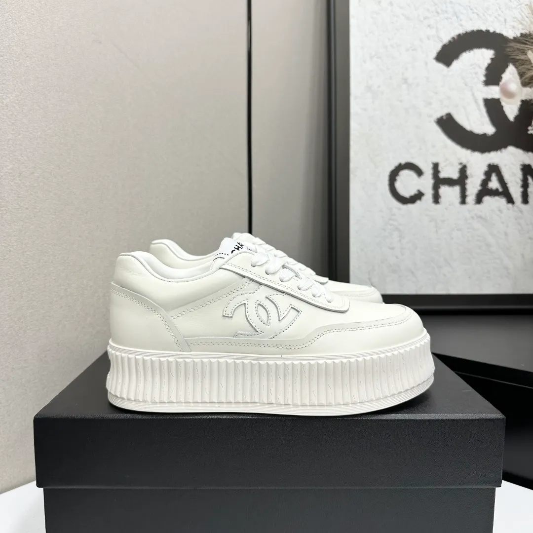 👟👟Ex-factory price 560👟👟Chanel Panda Shoes! 2025 counter's top casual sports shoes. This classic design; the upper is electro-embroidered with a variety of techniques; the outsole is fashionable and sporty; the unusual inclusion of a variety of color matching elements... The diversified mix and match is very good-looking and versatile, and can be used for leisure, fashion, sports, and outdoor... ꫛꫀꪝ Go➫ Materials: ❶Upper made of: original imported first-layer silk cowhide + original waterproof cloth + original first-layer cowhide ❷Inner lining: Breathable mesh ❸ Outsole based on: original TPU combination outsole, full set of boutique packaging for women 35–41